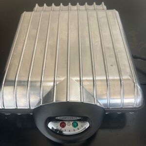 VillaWare  Belgian Waffle Maker - Model 2001 Uno Series - 4 square